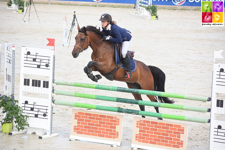 Derly Der Lenn sous la selle de Julie le Guern - ph. Poney As