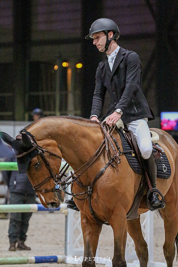 En coulisses, Pieter Devos détend Espoir lors du Rolex IJRC Top 10 Final du CHI de Genève l'an passé – ph. La Petite’L / Léa Tchilinguirian