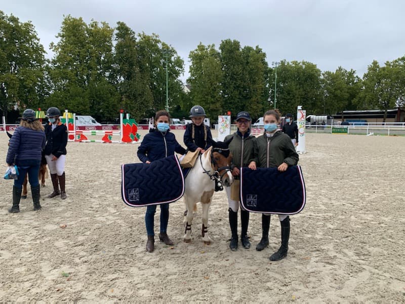 La petite Manon Vincent en selle sur Parfaite remporte le Challenge Poney As aidée de sa marraine Héloïse Richard – ph. coll. PC de Trangy