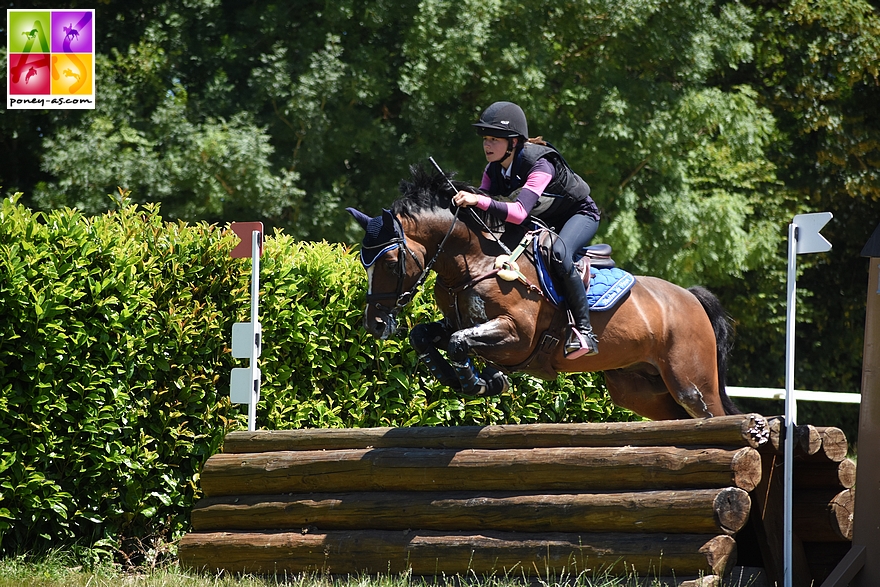 Maé Rinaldi et Boston du Verdon gardent leur leadership après l’épreuve de fond – ph. Poney As 