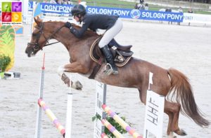 Divine Meniljean sort victorieuse de la finale Future Elite des poneys de 7 ans, pilotée à merveille par la cavalière professionnelle Valérie Rohmer - ph. Poney As