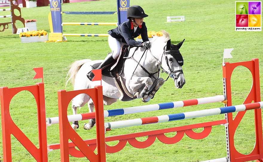 Emma et Venise lors du dernier Grand Prix du CSIOP de Fontainebleau - ph. Poney As