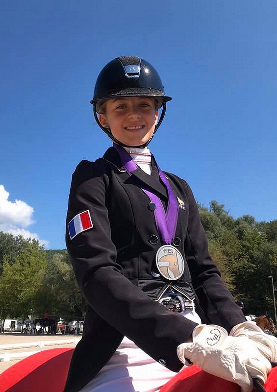 Anna Dupuy Pélardy, médaillée de bronze par équipe aux championnats d’Europe Childrens de Budapest avec son cheval Hilario Saint H – ph. coll. privée