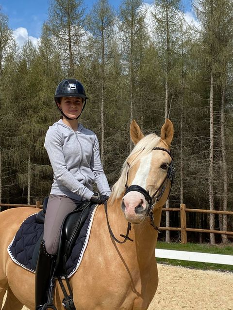 Anna Dupuy Pélardy et son poney Allemand Champomy. Ce week-end, le couple s’élance pour la première fois en compétition. Il est en Italie, au CDIP d’Ornago – ph. coll. privée