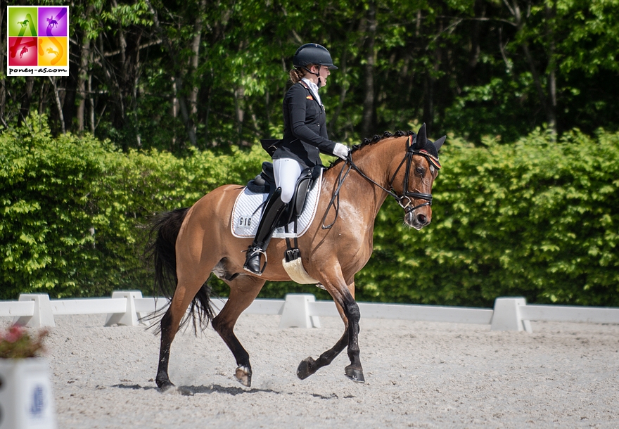 Lana-Pinou Baumgürtel en selle sur le triple champion d'Europe de l'an passé, Zinq Nadasq FH - ph. Marine Delie