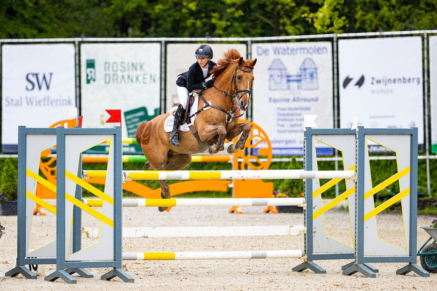 Succès dans le Grand Prix du CSIOP de Wierden de la Belge Laure Tijskens et Navayo – ph. Dutch Youngster Festival & Outdoor Wierden