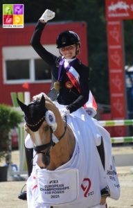 Après le championnat par équipe, l’Allemande Rose Oatley signe une nouvelle victoire avec son petit bijoux Daddy Moon – ph. Poney As