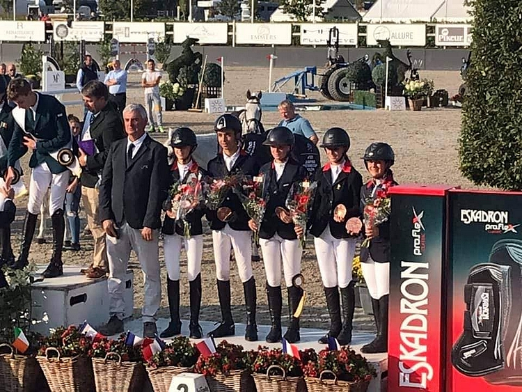 L’équipe de France monte sur la troisième marche du podium de la finale des Coupe des nations à Kronenberg – ph. Crédit FFE