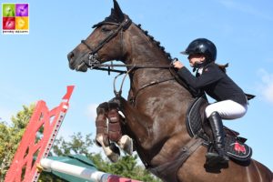 A Vendres, la toute jeune Lola Llanas décroche une très belle 2e place en selle sur l'expérimentée Tralala des Salines - ph. Poney As