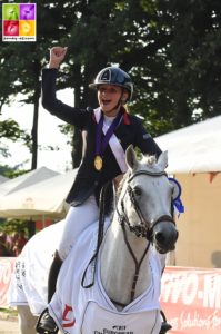 Anna Szarzewski et Vaughann de Vuzit pendant le tour d’honneur des championnats d’Europe par équipe. Août 2021 / Strzegom (Pologne) – ph. Poney As