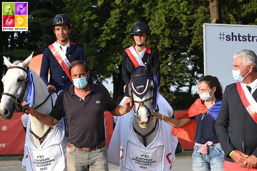 Remise des prix des championnats d'Europe de Strzegom. Lola (Clémentine) et Nohlan Vallat (Daenerys d'Hurl'Vent) - ph. Poney As