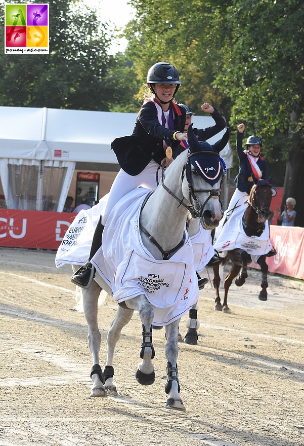 Lola Brionne et Clémentine médaillées d'or par équipe aux championnats d'Europe de Strzegom cet été - ph. Poney As