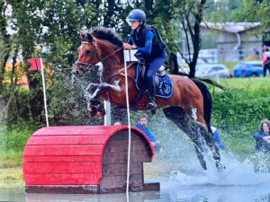 Clémence Stoeckle et Easter de la Comoé remportent leur premier Grand Prix à Saint-Mars-d'Outillé – ph. Coll. Uzès Equitation