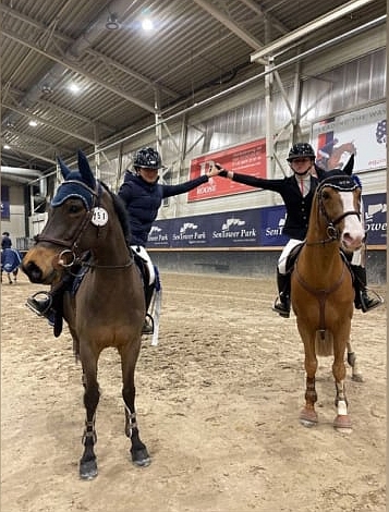 Excellentes prestations de nos cavalières françaises lors du Grand Prix indoor du CSIP d’Opglabbeek. Zoé Marechal et Gaétane Orhant s’offrent un double sans-faute bouclé avec panache aux rênes de Berlioz d'Henann et Champagne d’Ar Cus. Elles terminent respectivement 2e et 3e – ph. coll. privée
