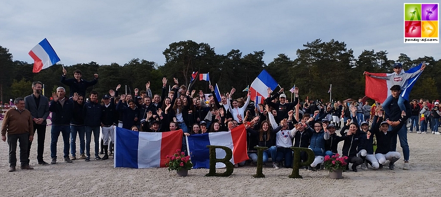 L'équipe de France lors du défilé des nations - ph. Poney As