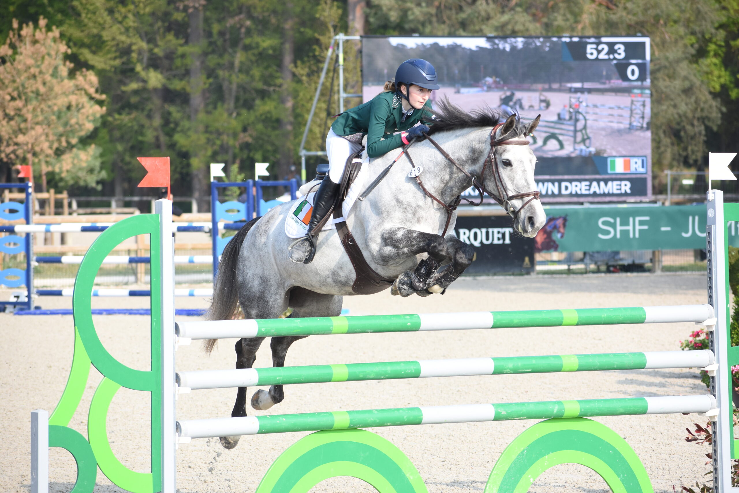 Anna White et la jument de 7 ans Tankardstown Dreamer remportent le Grand Prix des jeunes poneys du CSIOP de Fontainebleau – ph