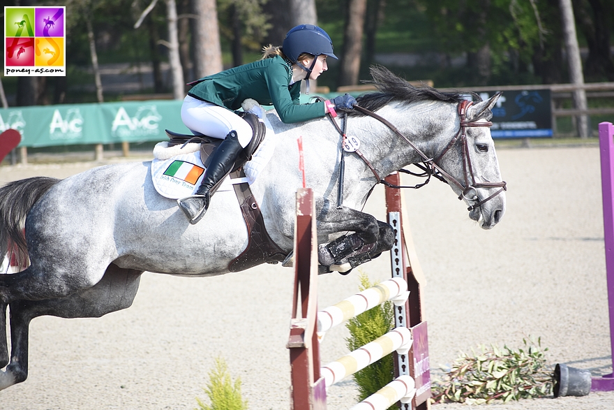 Anna White et la jument de 7 ans Tankardstown Dreamer remportent le Grand Prix des jeunes poneys du CSIOP de Fontainebleau – ph