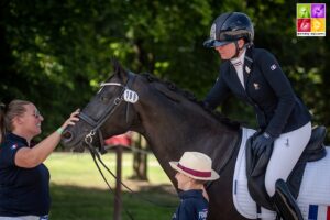 Stella Briand et l’étalon Under Cover Fast, à la sortie de la reprise individuelle des championnats d’Europe de Strzegom – ph. Marine Delie