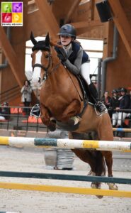 Au Mans, Lilas Foliard Robberechts et Athena du Roc s’adjugent la victoire du Grand Prix du CSIP – ph. Poney As