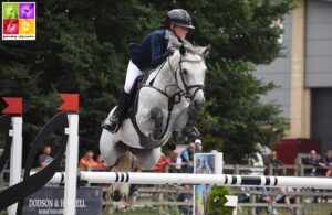 Fanny Kullmyr (Swe) et Vox Pop de l’Aulne, lors de la Coupe des nations des championnats d’Europe de CSO de Bishop Burton, en 2018. Le couple est médaillé d'argent – ph. Poney As