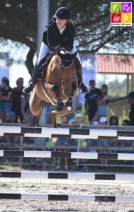 Héloïse Gruson, petite-fille d’Alban et nièce d’Alexandre, lors du championnat de France Grand Prix As Poney Elite de CSO. Elle montait Chipie Meniljean, petite-fille de la célèbre Vicky – ph. Poney As