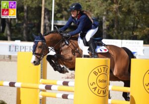 En 2022, Emma Gay Le Breton et Bad Boy du Beau Mont ont enchaîné les bonnes performances en Grand Prix et CSIOP – ph. Poney As