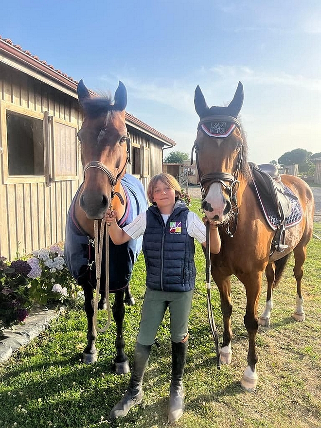 Paul Barussaud en compagnie de ses deux poneys, Vahiné et Banjo - ph. coll. privée