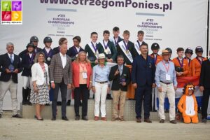 L'équipe d'Irlande est sacrée championne d'Europe devant la France et les Pays-Bas. Elle était composée de Coen Williams (Saxton Freedam), Paddy Reape (Valma de Fougnard), James Brennan (MHS Glow) et James Derwin (Rincoola Babog) – ph. Poney As - ph. Poney As