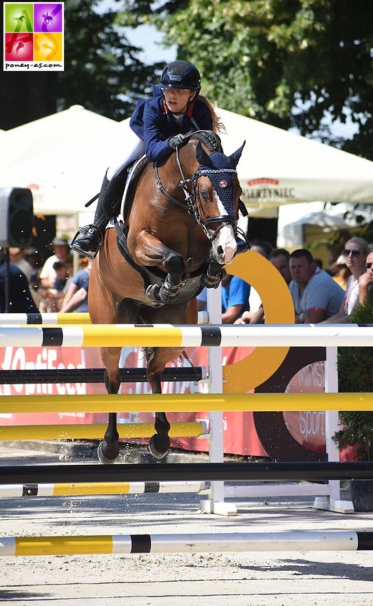 Emma Gay Le Breton et Bad Boy du Beau Mont, sans faute hier, renversent une barre dans le Grand Prix – ph. Poney As