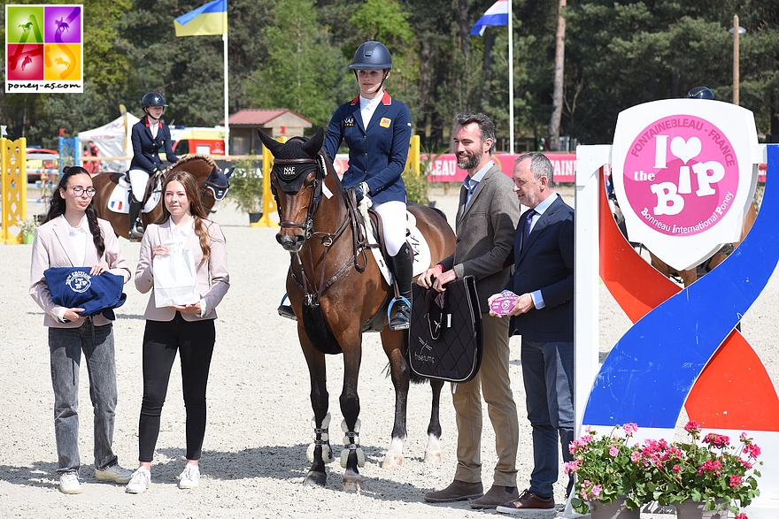 La britannique Tabitha Kyle récompensée pour sa victoire dans le Grand Prix du CSIOP en 2022 - ph. Poney As