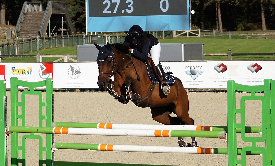 Zoé Maréchal en selle sur Berlioz d'Henann, gagnante de l'épreuve à 1,25 m samedi - ph. Sandrine Febvet