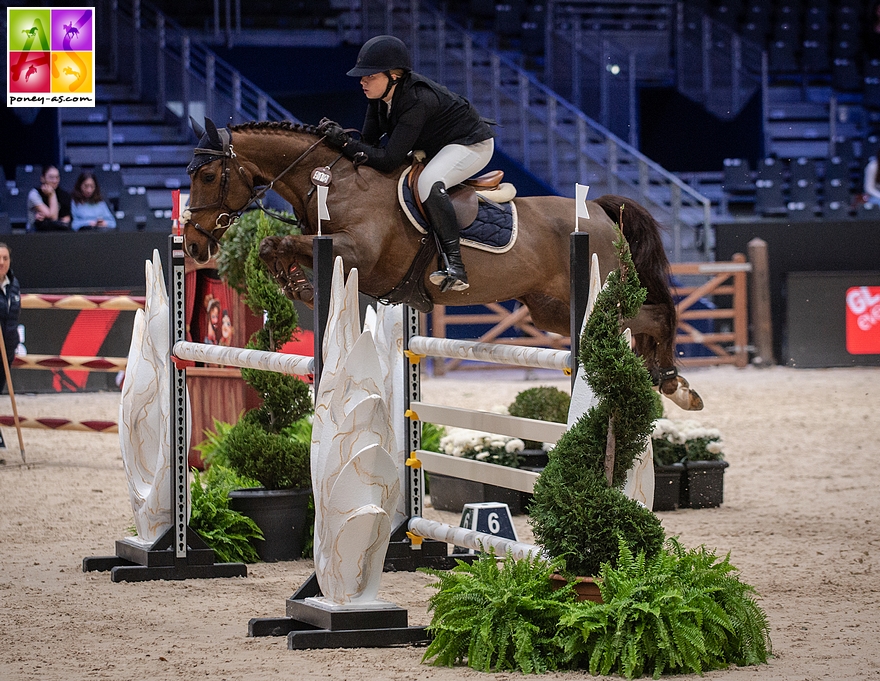 Il y a quelques semaines, Poppy Deakin et Armene du Costil G ont mis à l’être actif le Grand Prix Poney du célèbre Horse of the Year Show – ph. Marine Delie