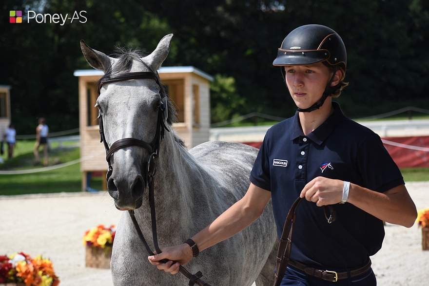 Jack Conlon Gateau et Samba van de Groenheuvel lors de l’inspection vétérinaire des championnats d’Europe de Strzegom – ph. Poney As