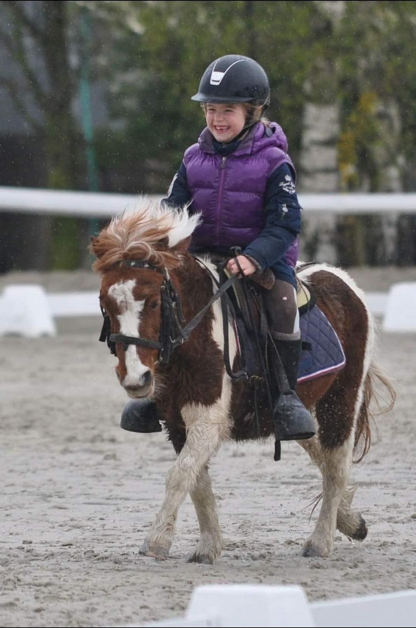 Pauline Scalabre sur son poney Shetland – ph. coll. privée