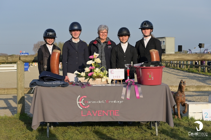 Remise des prix de l’épreuve de vitesse : Faustine Grébert à gauche, Léonie Guest, Yasmine Besbas et Angèle Declerck – ph. Caval Image 