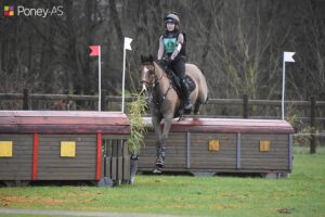 Emma Lemaitre et Flash des Etoiles sur l’une des combinaisons du cross sarthois – ph. Poney As