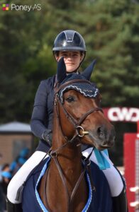 Hashtag Alias et Myla Moulin Teste lors de la remise des prix – Poney As
