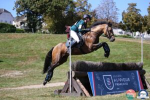 Hoptimus du Closel, né chez Emmanuel Brice et monté par sa fille Mélusine, est le nouveau champion des 6 ans de concours complet - ph. PSV
