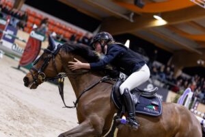 Lieselot Kooremans et Elando van de Roshoeve, ici lors du championnat indoor des Pays-Bas, ont remporté le Grand Prix du CSIOP d’Opglabbeek face à vingt autres barragistes - ph. Digishots