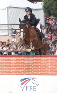 Gaëtane Orhant, conserve le leadership provisoire du championnat de France de CSO As Elite Excellence avec Champagne d’Ar Cus, avant la finale de demain – ph. Guillaume Levesque