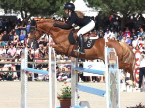 Gaëtane Orhant, leader de l’épreuve de lancement des championnats de France de CSO As Elite Excellence avec son étalon Français de Selle Champagne d’Ar Cus, va-t-elle repartir lundi soir de Lamotte-Beuvron avec une médaille autour du cou comme l’an passé où elle était médaillée de bronze ? La compétition est encore longue – ph. Guillaume Levesque