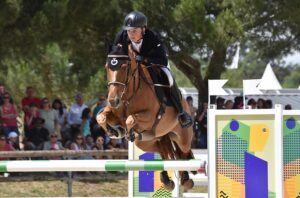 Triple sans-faute, Hiltone du Gué remporte le titre de champion des 7 ans sous la selle d'Arthur Desevedavy - ph. Poney As