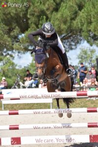 Hold Up du Milon, sous la selle d’Alice Martel, abordera sa finale avec un score vierge tout comme cinq autres poneys – ph. Poney As
