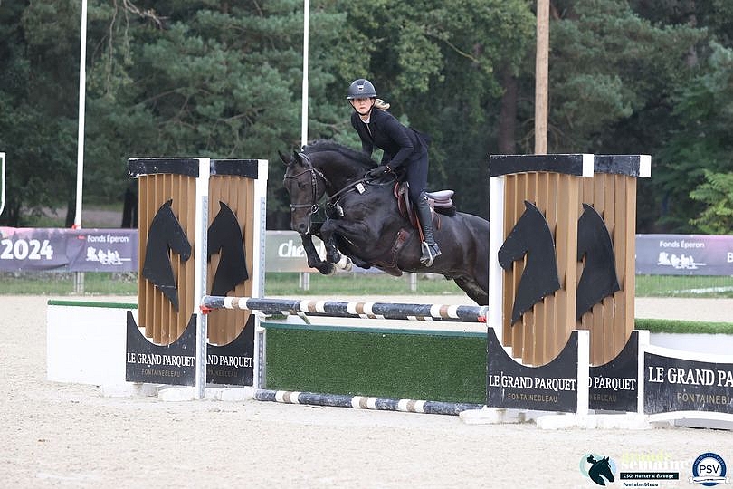 Gratifié d’une victoire à 4 ans, Jungle Boogie Alias se hisse une nouvelle fois sur la première marche du podium de la finale de Hunter. Il est champion des 5 ans avec Pauline Henry – ph. PSV