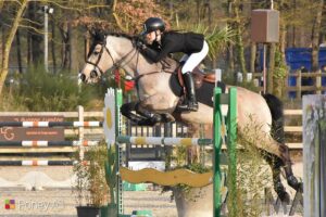 Élise Sikirdji, ici avec Go Star de la Butte, fait partie des 10 cavaliers sélectionnés pour CSIOP d'Opglabbeek - ph. Poney As