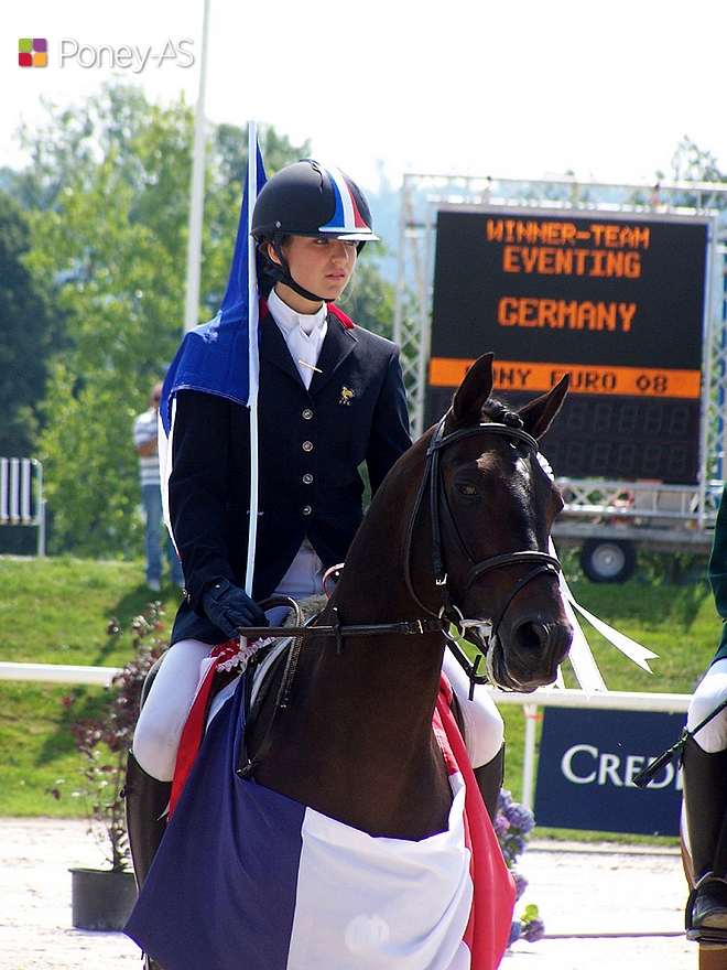 Chloé Deschamps et Mon Nantano de Florys, les médaillés d’argent en individuel des championnats d’Europe d’Avenches en 2008 – ph. Poney As