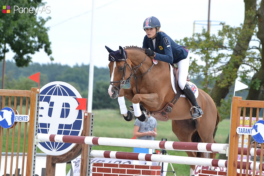 En 2011, lors de l'échéance européenne de Jaszkowo, Jessica et Tixylix ont décroché l'or par équipes et la médaille de bronze en individuel (juste derrière Bertram Allen !) - ph. Poney As