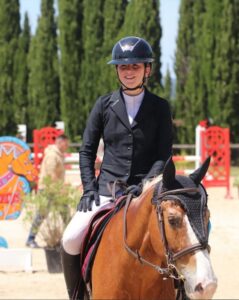Louise Scorletti et Diego du Pas Doulier, sans faute, remportent le Grand Prix As Excellence de Pertuis – ph. compte Instagram de la cavalière