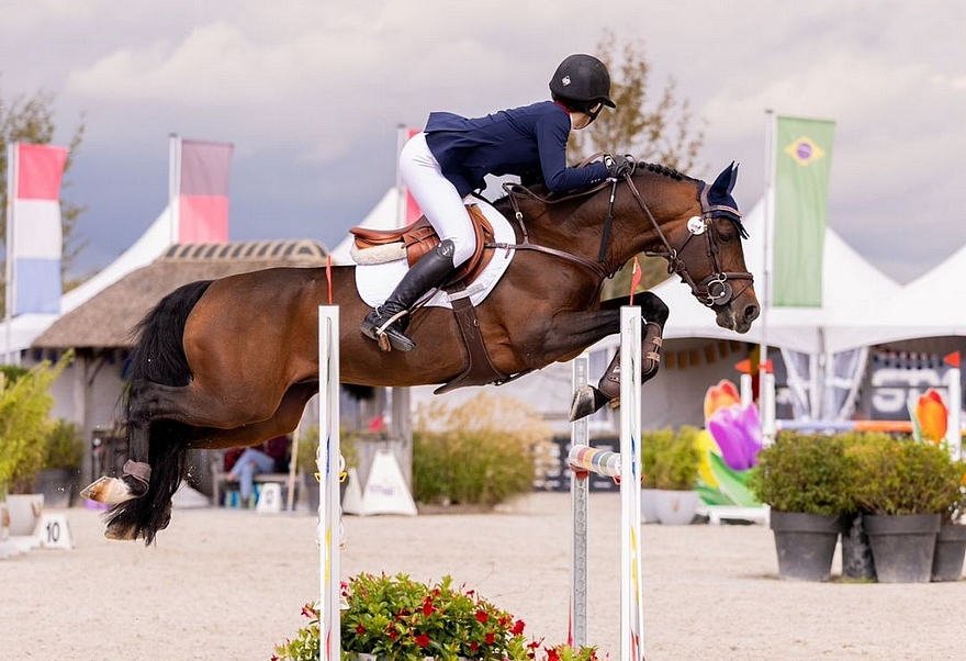 La Britannique Lucy Capper et son étalon néerlandais Oscar van de Beekerheide ont signé cet après-midi une magnifique victoire dans le Grand Prix du CSIOP d’Hagen – ph. coll. privée