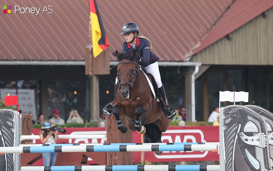 à l'instar de Brune Faivre (Énigme des Prés), Lou-Anne Pustelnik est sans pénalité ce matin en selle sur Kasper’s Ronaldo - ph. Poney As